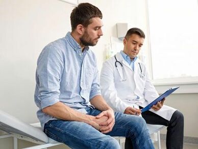 Medicul îl ajută pe bărbat să determine cauza secreției patologice din uretra