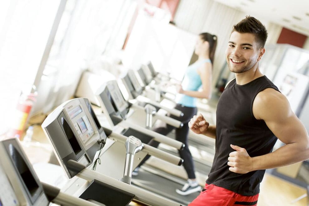 Exercițiile cardio ajută un bărbat să-și accelereze circulația sângelui